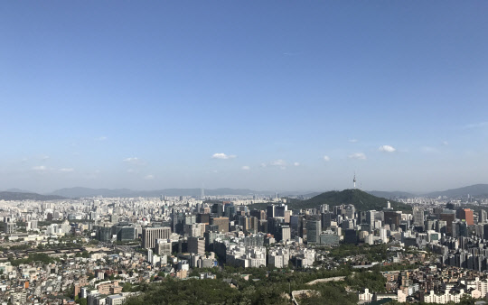 전국이 맑은 날씨를 보인 14일 오후 서울 도심 위로 맑은 하늘이 펼쳐져 있다.